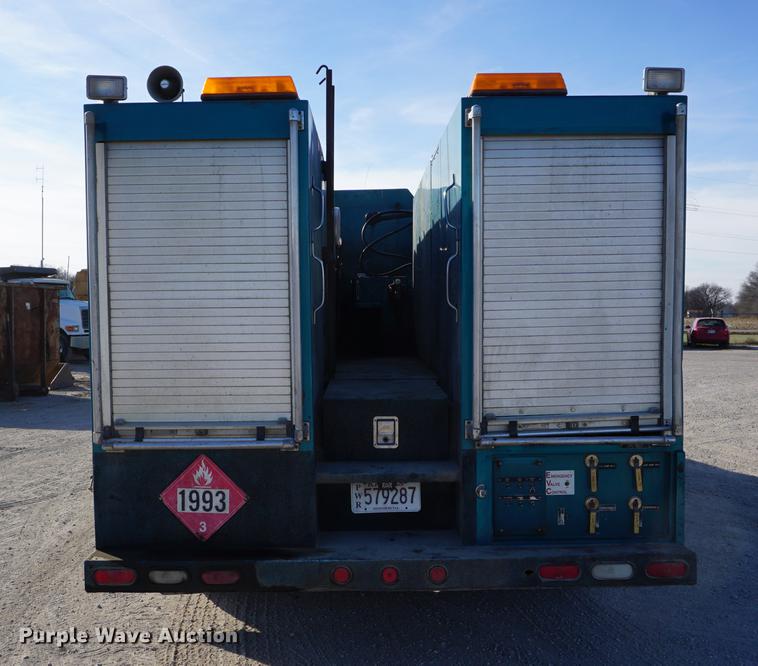 image for item DA1483 2003 Peterbilt 330 service truck