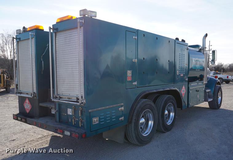 image for item DA1483 2003 Peterbilt 330 service truck