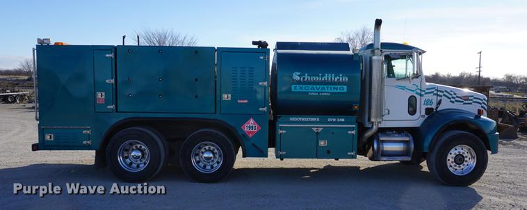 image for item DA1483 2003 Peterbilt 330 service truck