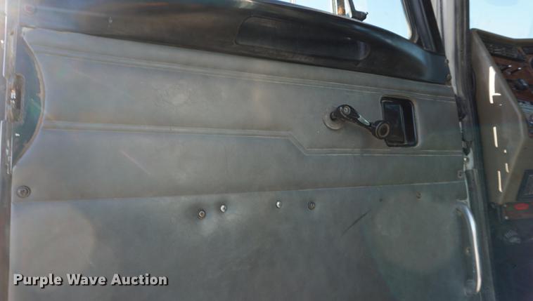 image for item DA1483 2003 Peterbilt 330 service truck