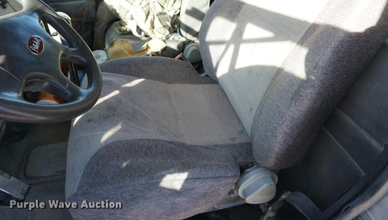 image for item DA1483 2003 Peterbilt 330 service truck