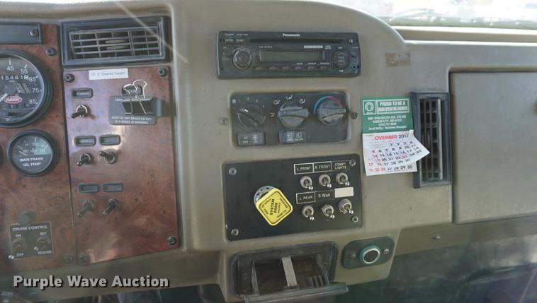 image for item DA1483 2003 Peterbilt 330 service truck