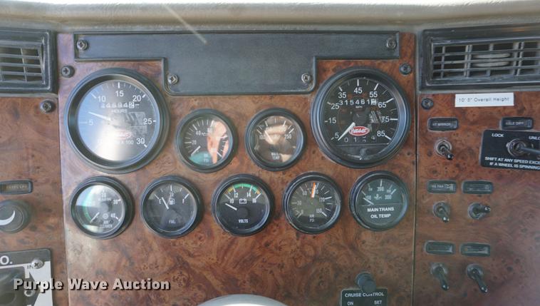 image for item DA1483 2003 Peterbilt 330 service truck