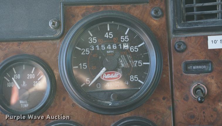 image for item DA1483 2003 Peterbilt 330 service truck