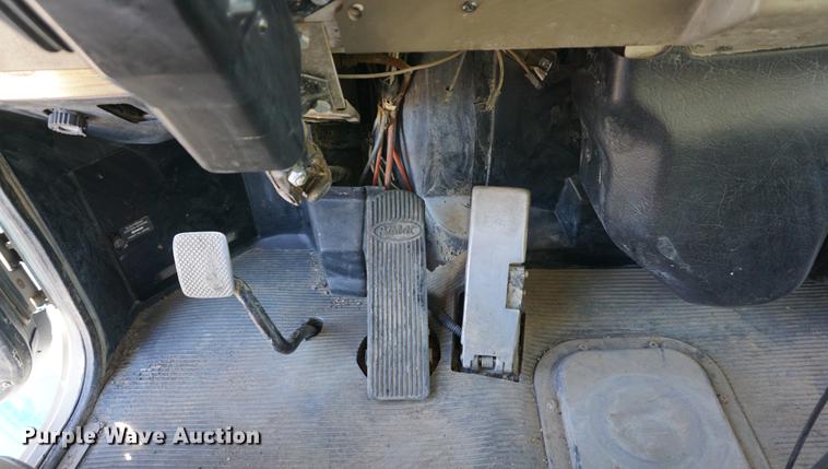 image for item DA1483 2003 Peterbilt 330 service truck