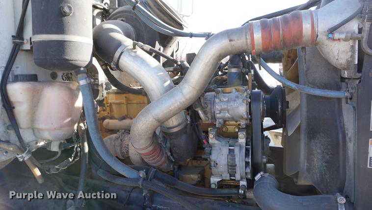 image for item DA1483 2003 Peterbilt 330 service truck