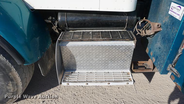 image for item DA1483 2003 Peterbilt 330 service truck