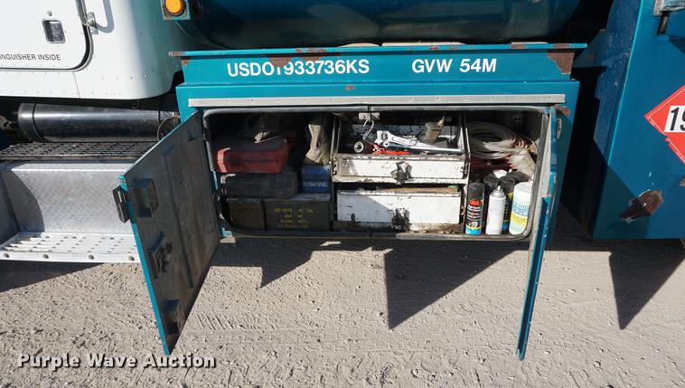 image for item DA1483 2003 Peterbilt 330 service truck