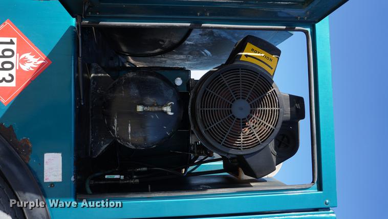 image for item DA1483 2003 Peterbilt 330 service truck