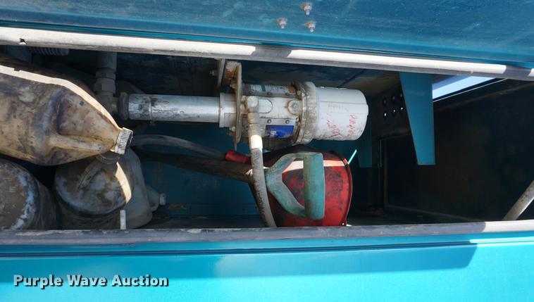 image for item DA1483 2003 Peterbilt 330 service truck