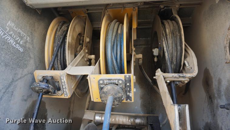 image for item DA1483 2003 Peterbilt 330 service truck