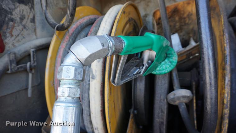 image for item DA1483 2003 Peterbilt 330 service truck