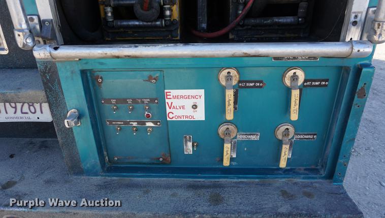 image for item DA1483 2003 Peterbilt 330 service truck