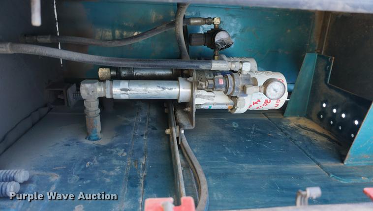 image for item DA1483 2003 Peterbilt 330 service truck