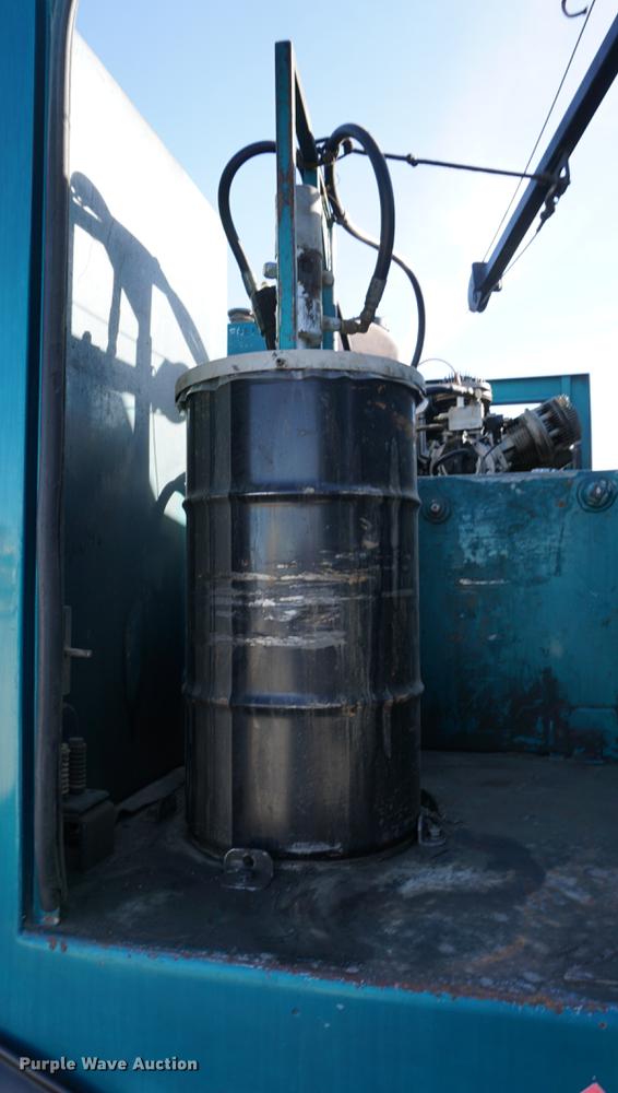 image for item DA1483 2003 Peterbilt 330 service truck