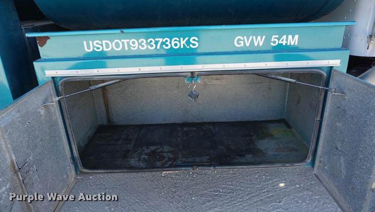 image for item DA1483 2003 Peterbilt 330 service truck