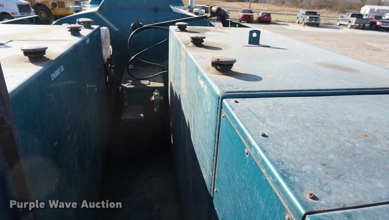 image for item DA1483 2003 Peterbilt 330 service truck