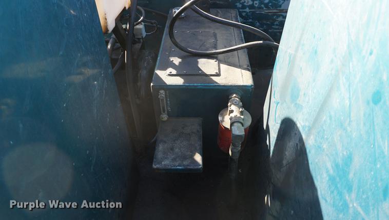 image for item DA1483 2003 Peterbilt 330 service truck