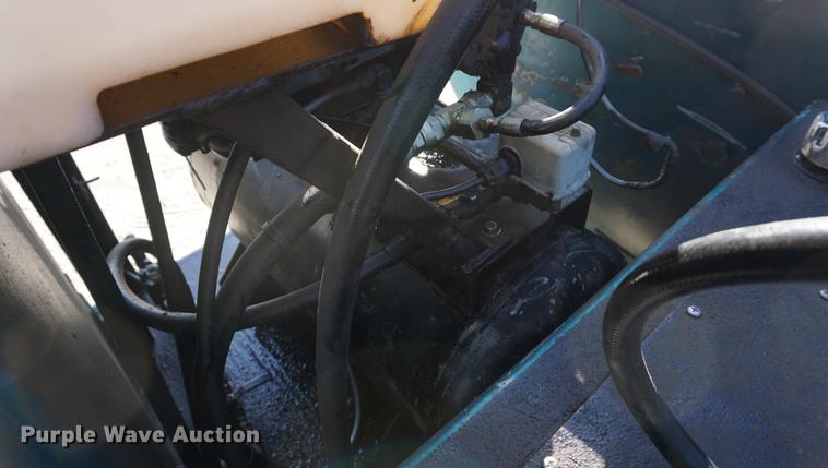 image for item DA1483 2003 Peterbilt 330 service truck