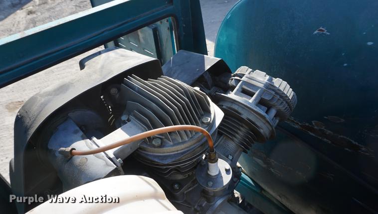 image for item DA1483 2003 Peterbilt 330 service truck