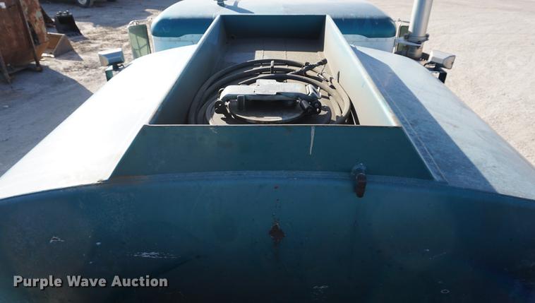 image for item DA1483 2003 Peterbilt 330 service truck