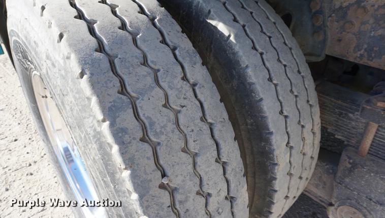 image for item DA1483 2003 Peterbilt 330 service truck