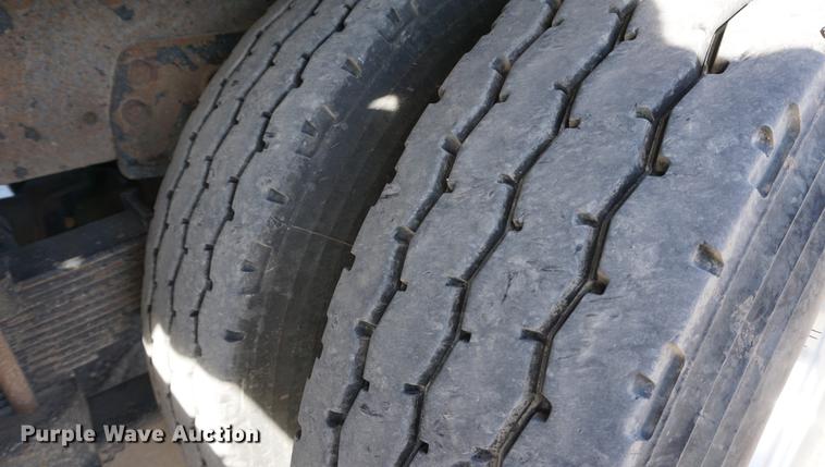 image for item DA1483 2003 Peterbilt 330 service truck