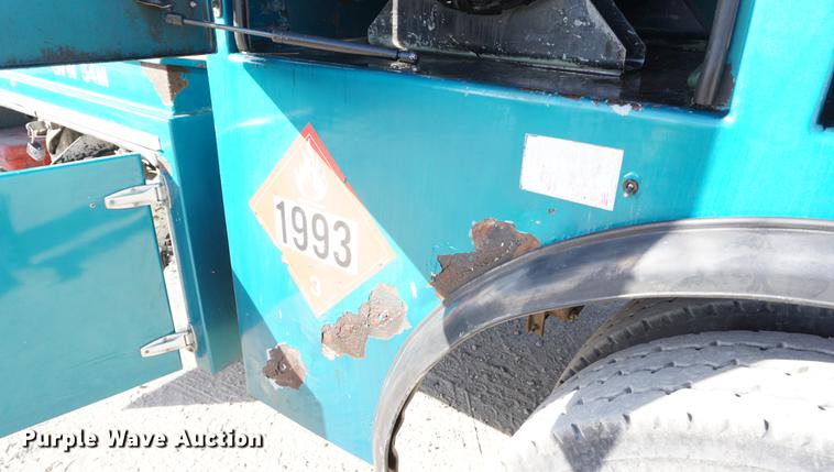 image for item DA1483 2003 Peterbilt 330 service truck