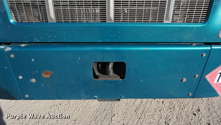 image for item DA1483 2003 Peterbilt 330 service truck