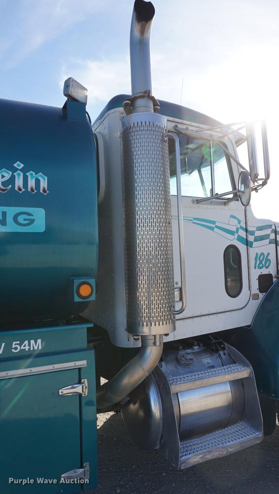 image for item DA1483 2003 Peterbilt 330 service truck