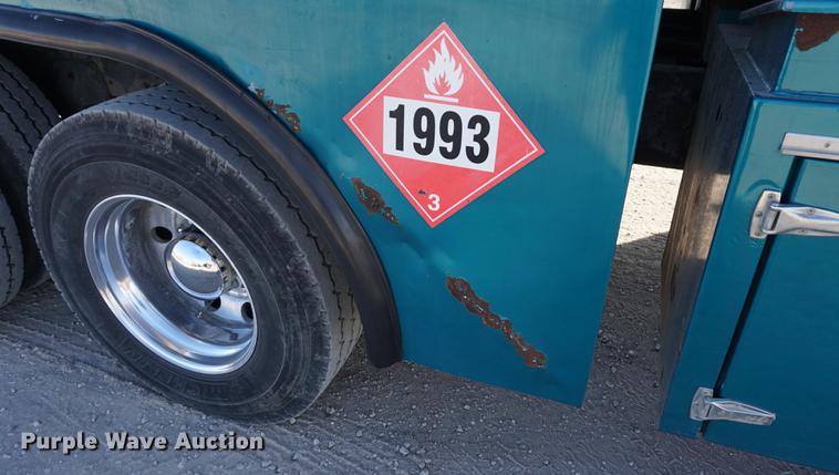 image for item DA1483 2003 Peterbilt 330 service truck