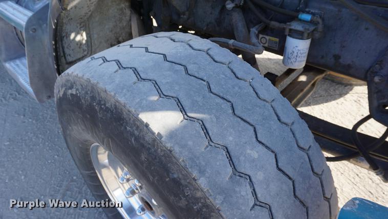 image for item DA1483 2003 Peterbilt 330 service truck