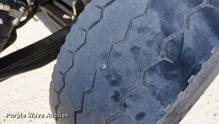 image for item DA1483 2003 Peterbilt 330 service truck