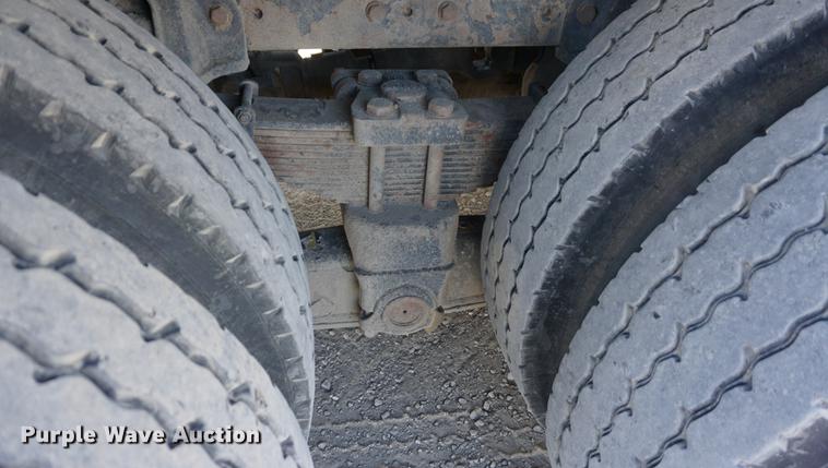 image for item DA1483 2003 Peterbilt 330 service truck