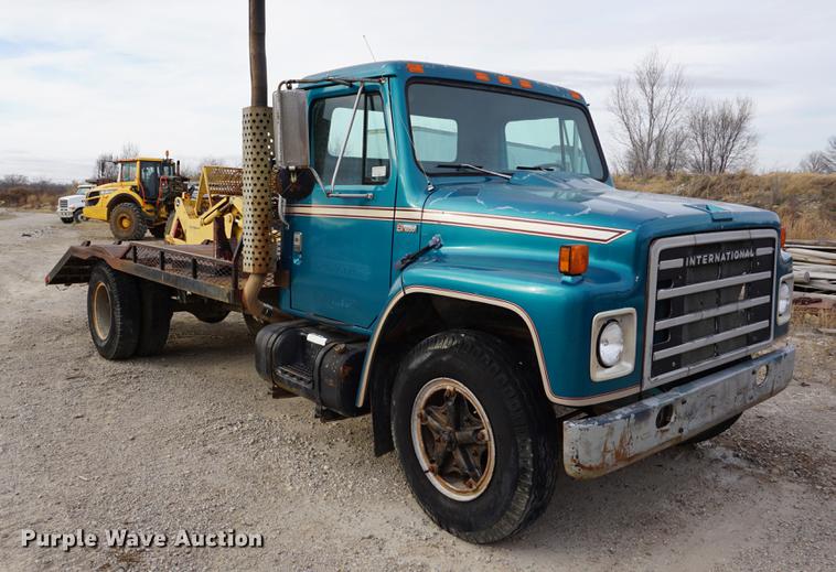 image for item DA1487 1983 International S1600 flatbed truck