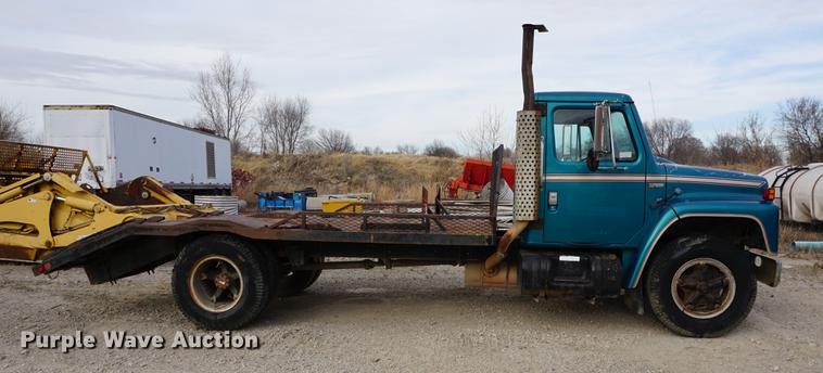 image for item DA1487 1983 International S1600 flatbed truck