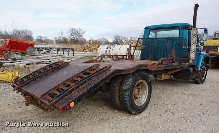 image for item DA1487 1983 International S1600 flatbed truck