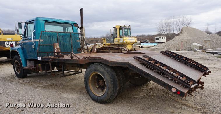 image for item DA1487 1983 International S1600 flatbed truck