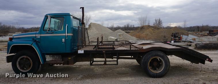 image for item DA1487 1983 International S1600 flatbed truck
