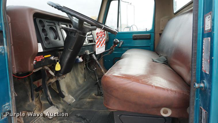 image for item DA1487 1983 International S1600 flatbed truck