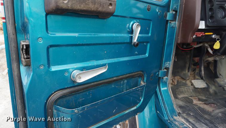 image for item DA1487 1983 International S1600 flatbed truck