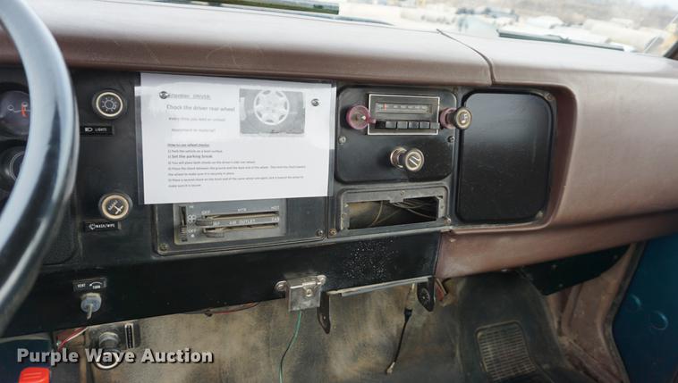 image for item DA1487 1983 International S1600 flatbed truck