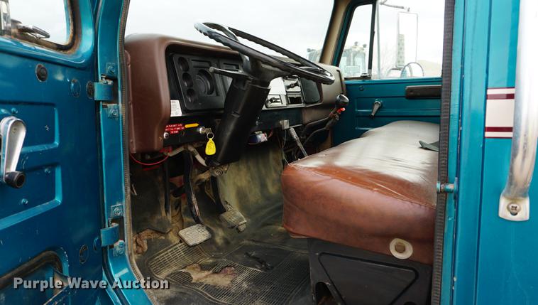 image for item DA1487 1983 International S1600 flatbed truck