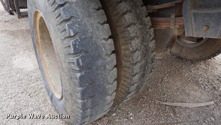 image for item DA1487 1983 International S1600 flatbed truck