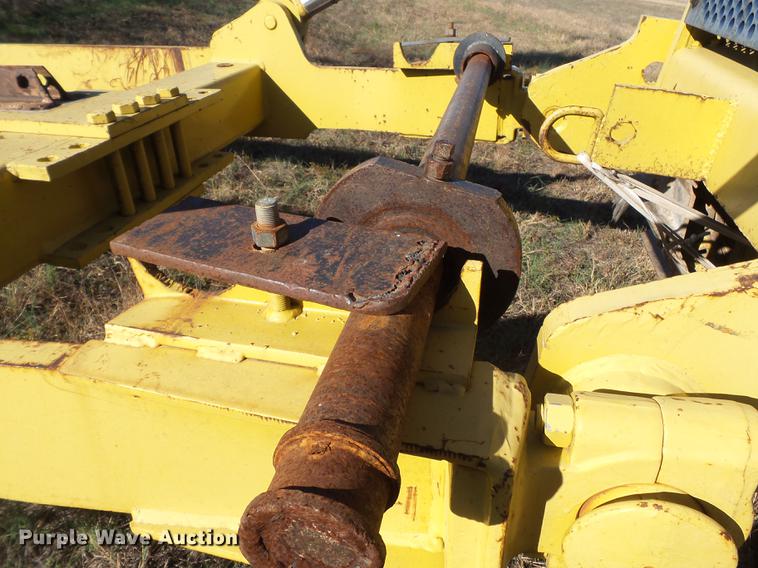 image for item DA2429 1994 Komatsu D135A-2 cable plow