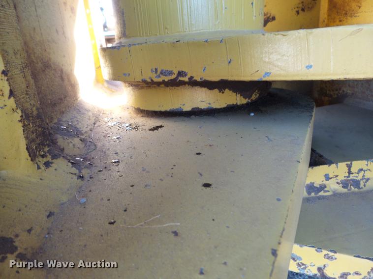 image for item DA2429 1994 Komatsu D135A-2 cable plow