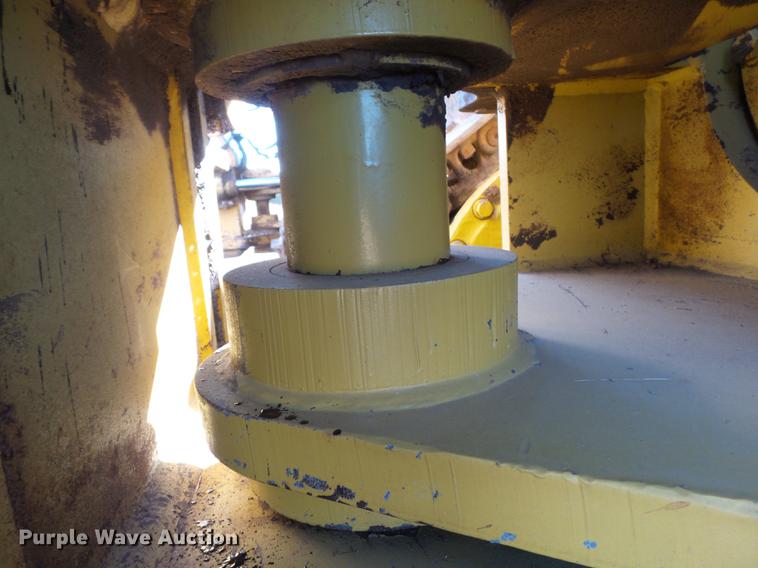 image for item DA2429 1994 Komatsu D135A-2 cable plow