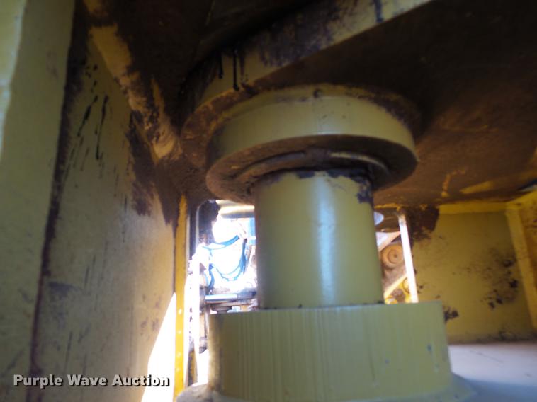 image for item DA2429 1994 Komatsu D135A-2 cable plow