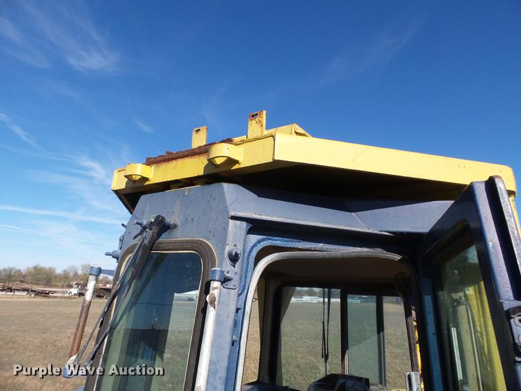 image for item DA2429 1994 Komatsu D135A-2 cable plow