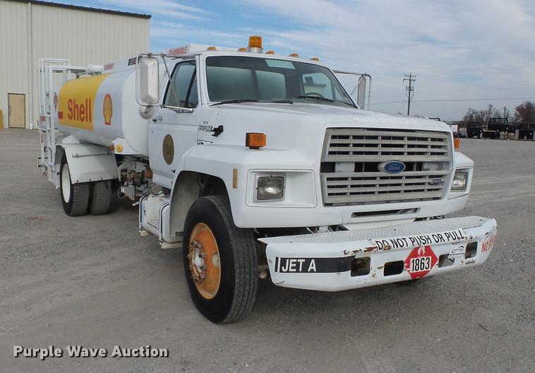 image for item DA2461 1991 Ford F700 fuel truck